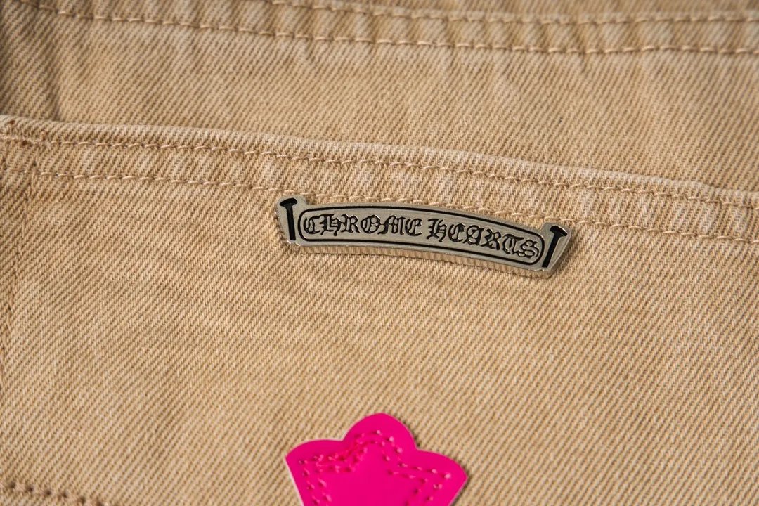 P250 model number Y842 Chrome Hearts/Chrome Hearts classic leather label cross denim trousers After the trousers are finished, they are subjected to heavy enzyme stone grinding and rinsing. Each pair is different in washing. The heavy washing process has many hidden secret details. The trousers featured this time are perfect in terms of shape and upper body. It is no exaggeration to say that it takes more time to make 20 short-sleeves than to make one pair of jeans. The fabric is made of 12.2 ounces of high-quality denim. Only denim with 12 ounces or more can have the unique high-end texture of denim. I am very satisfied with the proofing after several washes. Size:28-34